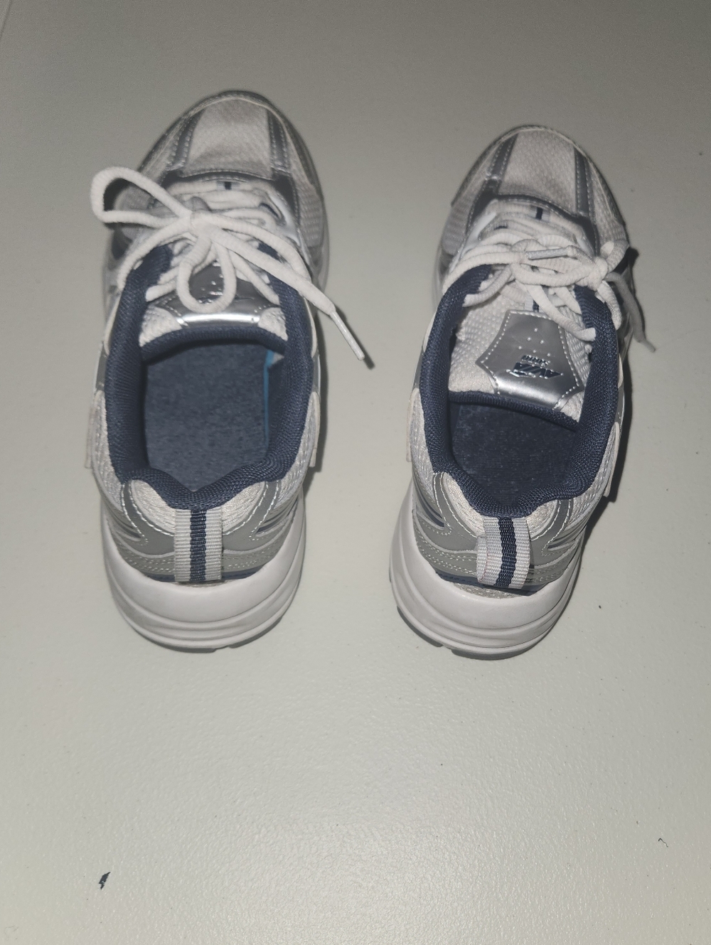 White & Silver Avia 5000 Athletic Sneakers - Size 8 - Picture 5 of 10